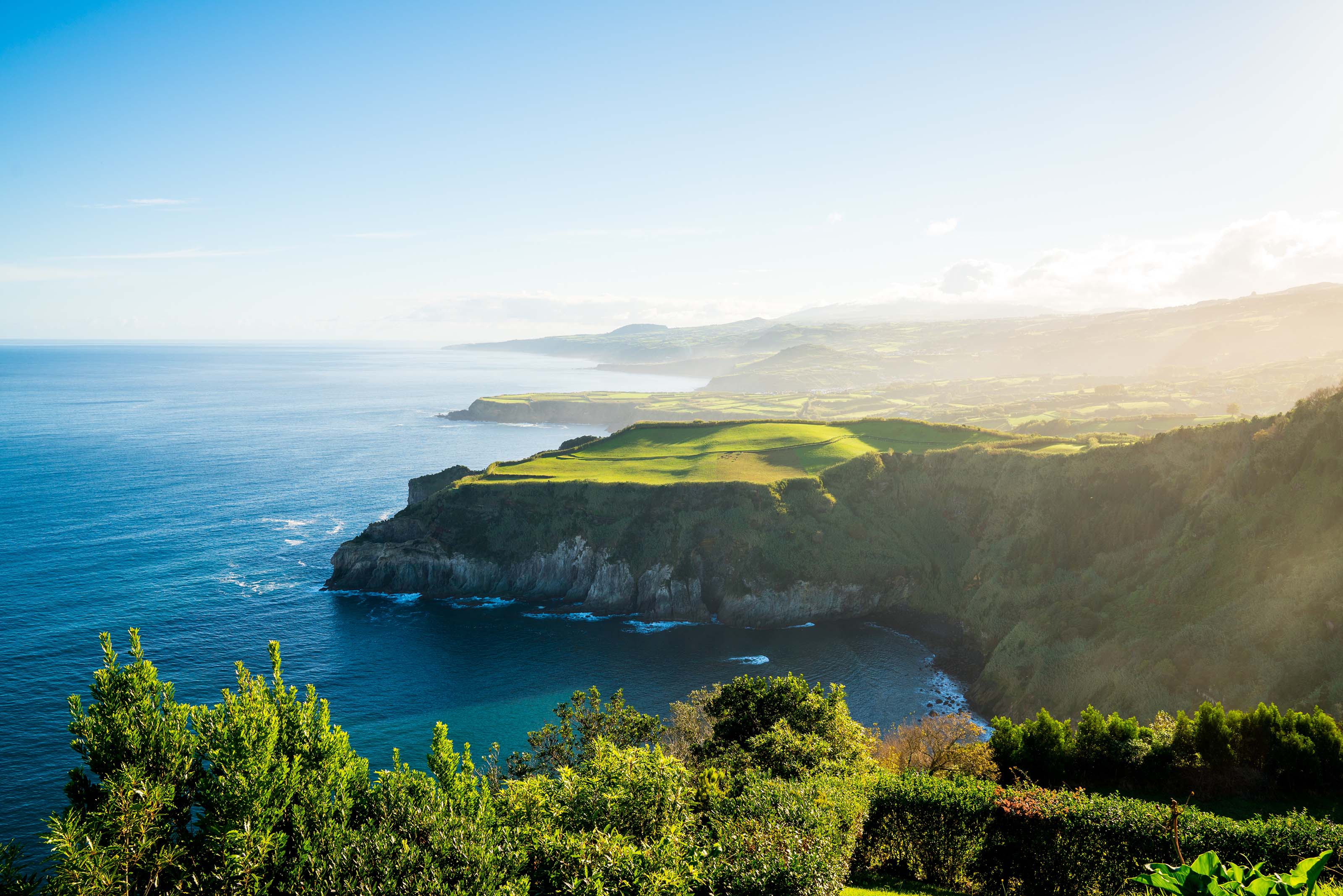 Paisagem dos Açores com montanhas e lagoa vulcânica