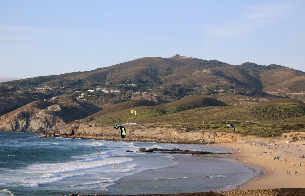 Praia do Guincho perto de Cascais com ondas e dunas