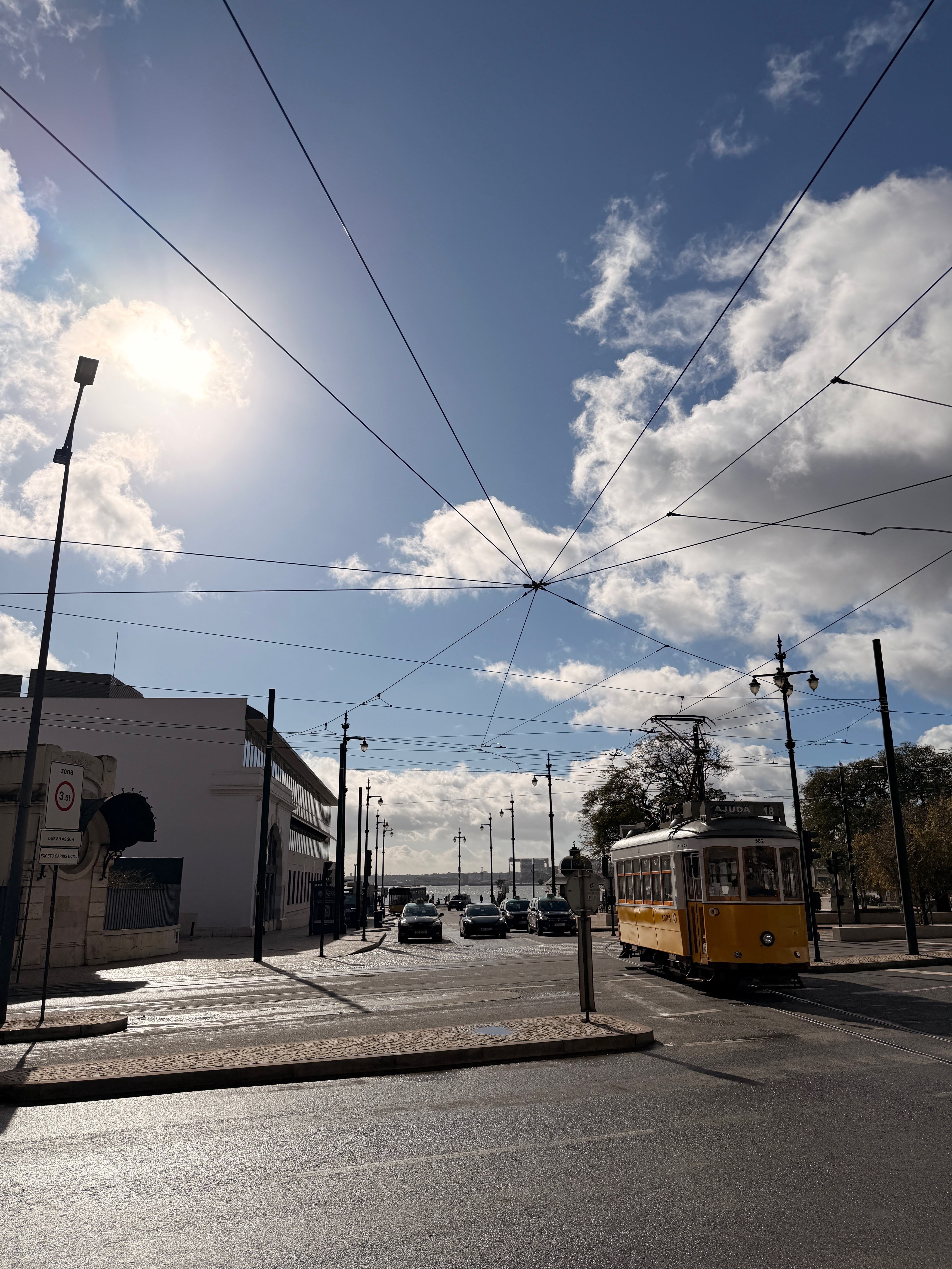 Elétrico amarelo clássico nas ruas de Lisboa